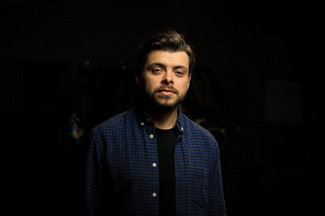 Eli Bittencurt, founder of Livre Creative Studio, wearing a blue shirt